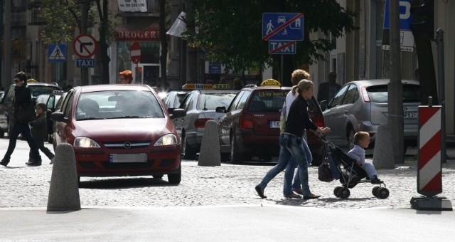 Zakaz ruchu przez skrzyżowanie Paderewskiego i Sienkiewicza w Kielcach jest notorycznie łamany przez kierowców, ale ich występki są rejestrowane przez kamery.