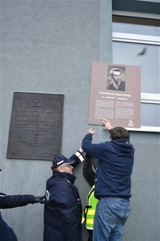 Częstochowa: Poseł Jaskóła przepychał się z policją, która broniła tablicy z sierpem i młotem