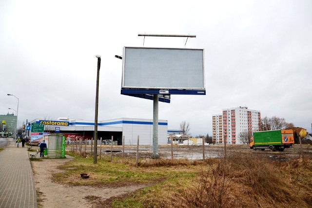 Ogrodzenie już jest, ale czy niebawem rozpocznie się tam budowa? Teren ten od lat nie jest zagospodarowany. Jakiś czas temu plac koło Castoramy w Zielonej Górze służył cyrkom  czy też wesołym miasteczkom. Co jakiś czas mieszkańcy zastanawiają się, czy coś się zmieni, czy coś tam powstanie. Pojawia się sporo pomysłów. Jednak najczęściej zielonogórzanie stawiają na market. Czy faktycznie, coś zaczyna się dziać?  Janusz Kubicki przyznał na antenie radia Index, że nic mu na ten temat nie wiadomo. – Według mojej wiedzy nic tam chwilowo nie powstanie. Teren ma prywatnych właścicieli. Ostatnio teren służył jako taki plac budowy dla tych, którzy tworzyli  ul. Boh. Westerplatte. Składowali tam swoje materiały.  Na temat tego, co ma tam teraz powstać nikt ze mną nie rozmawiał – powiedział prezydent Janusz Kubicki.Zobacz też: 5-latek utopił się w studzience kanalizacyjnej w Białogardzie. Właz do niej został skradziony[wideo_iframe]http:[/wideo_iframe]wideo:TVN24/x-news