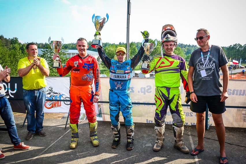 Zawody motocross w Lipnie, jak zawsze dostarczyły dużą dawkę emocji. Tym razem zawodnik postanowił oświadczyć się na torze