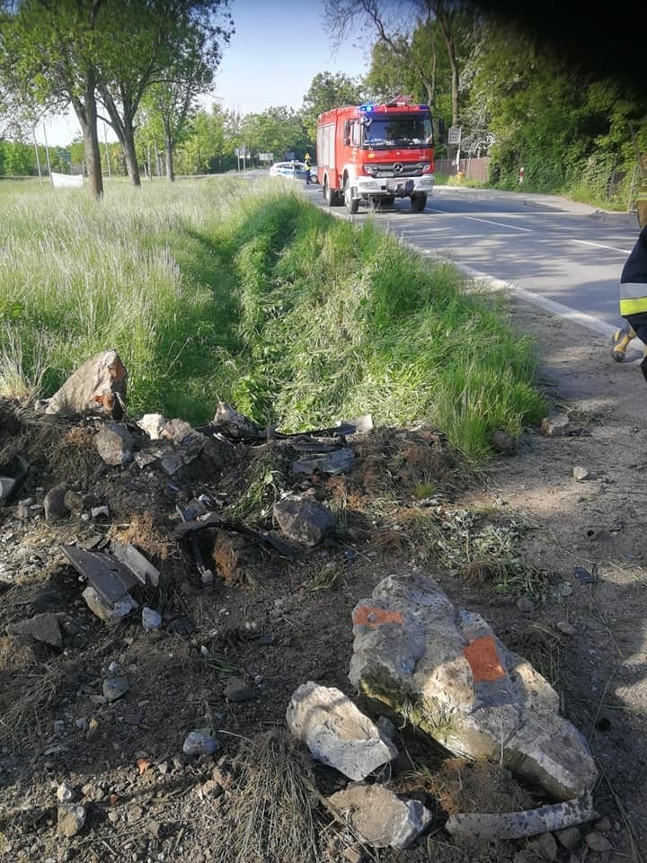 Śmiertelny wypadek pod Wrocławiem. BMW wypadło z jezdni