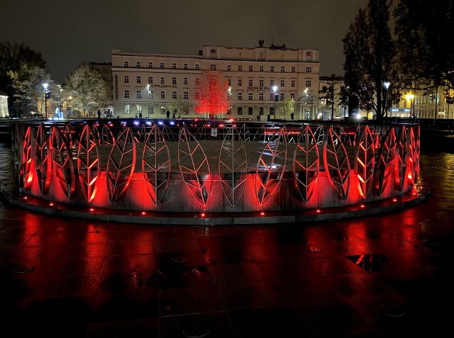 Lublin zaświecił się na czerwono w ramach "Kampanii 19 dni przeciwko przemocy i krzywdzeniu dzieci i młodzieży".