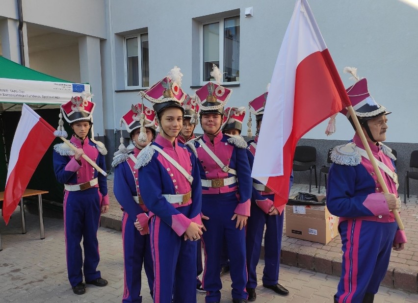 Piękne obchody Narodowego Święta Niepodległości w Tarłowie. Razem zatańczyli poloneza (ZDJĘCIA, WIDEO)
