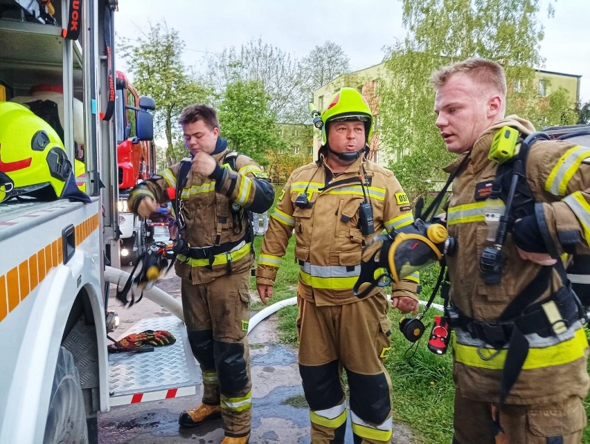 Pożar zabudowań w Łaziskach w powiecie szydłowieckim. Jedna osoba poszkodowana. Na miejscu działało pięć zastępów straży pożarnej