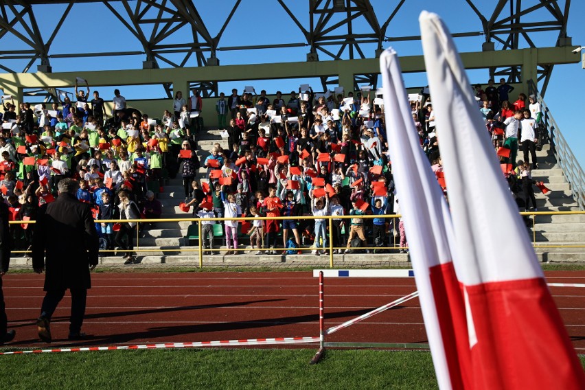 Rekord frekwencji padł na XIII Biegu Niepodległości w Strawczynku. Zawodnicy zaprezentowali też dużą biało-czerwoną flagę