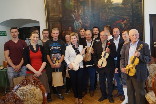 Uczestnicy oraz organizatorzy warsztatów podczas spotkania podsumowującego w Zamku.