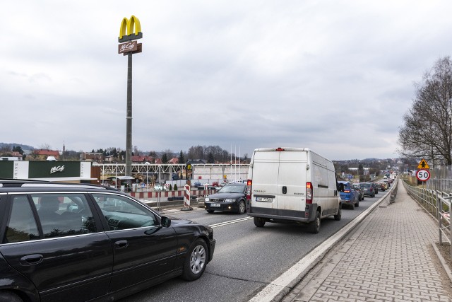 Przebudowa skrzyżowania DK 94 z ul. Reformacką w Wieliczce potrwa do końca kwietnia br. Z powodu prac na trasie krajowej wprowadzony zostanie na dniach ruch wahadłowy
