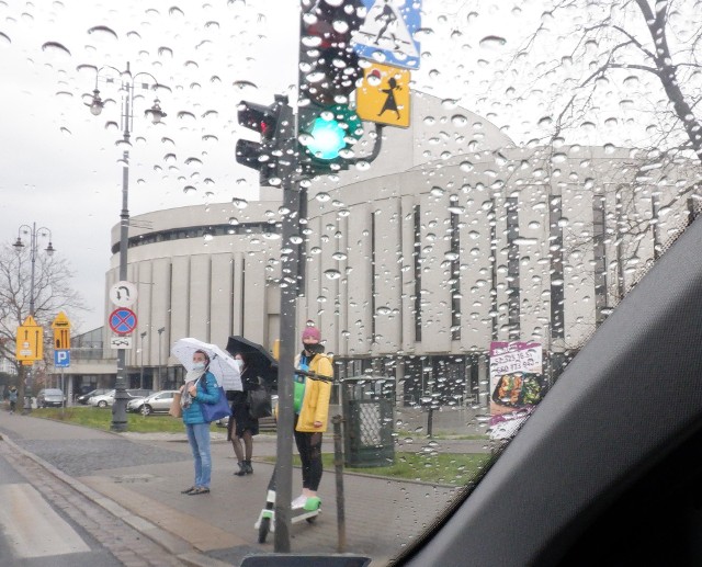 Aż do początku czerwca niemal obowiązkowym wyposażeniem mieszkańców Kujaw i Pomorze będzie parasol. Warto też cieplej się ubrać.