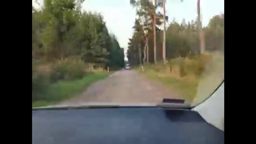 Kolno. Dynamiczny pościg za poszukiwanym. Próbował zepchnąć radiowóz, kilkanaście kilometrów uciekał bez dwóch opon (zdjęcia, wideo)