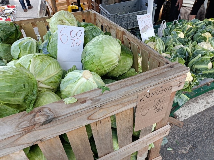 W każdy wtorek i piątek stoiska na placu targowym przy ul....