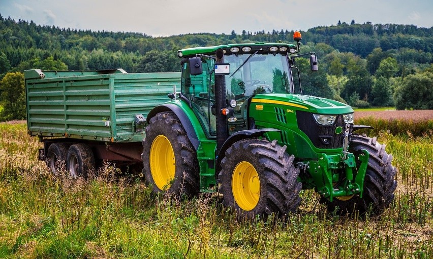 Przeglądamy kolejne serwisy ogłoszeniowe. Ciągnik John Deere...