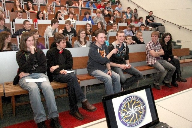 Jakub Świercz i Tomasz Sawicki z IV Liceum Ogólnokształcącego w Kielcach odpowiadają na jedno z pytań turnieju matematycznego.