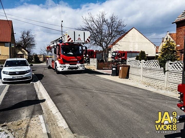 Groźny pożar domu. 11 zastępów straży w akcji