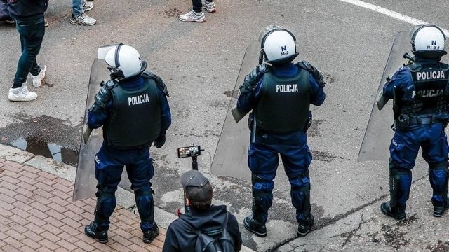 Rzecznik dyscyplinarny dla nauczycieli przy wojewodzie bada sprawę obrażania policjantów w sieci