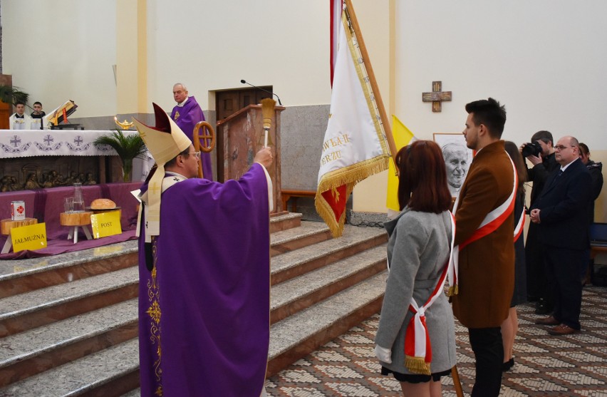 Nowy sztandar został poświęcony przez abp. Grzegorza Rysia.