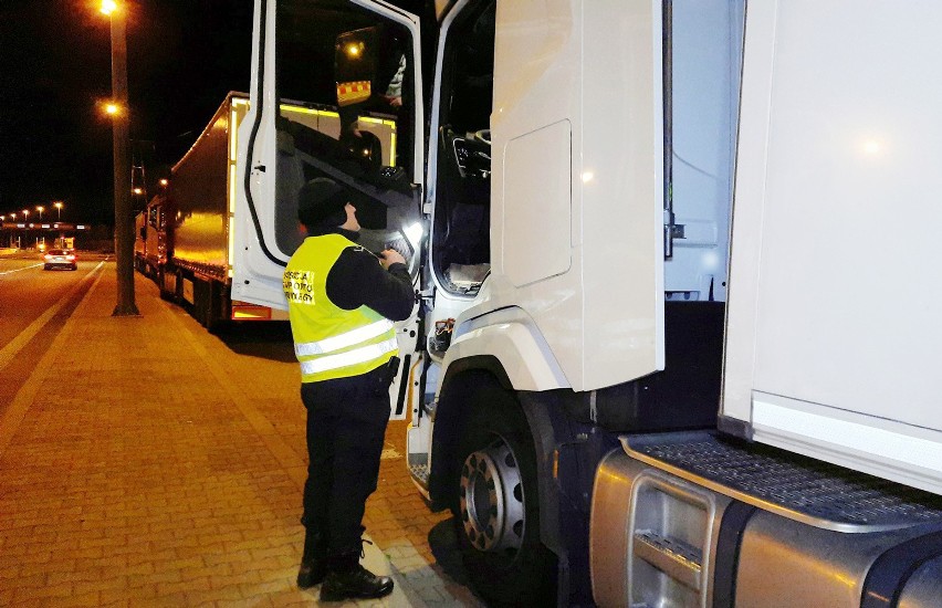 Kontrola ciężarówki zatrzymanej przez inspektorów ITD z...