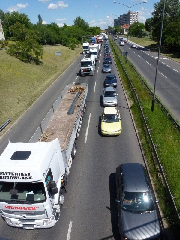 Już w środę na Niestachowskiej tworzyły się ogromne korki....