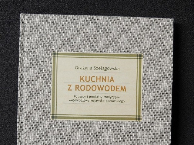 Książkę z przepisami tradycyjnej kuchni regionalnej napisała Grażyna Szelągowska, etnograf z Muzeum Etnograficznego w Toruniu
