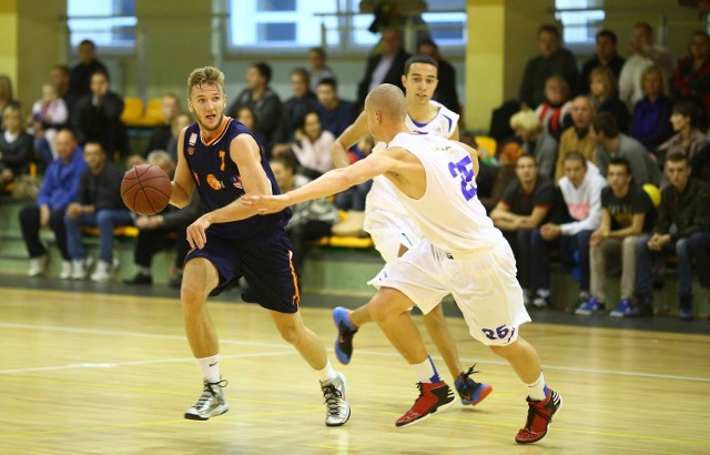 Koszykarze UMKS rozpoczęli sezon od minimalnego zwycięstwa w Radomiu. Z piłką Piotr Osiakowski.