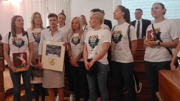 Piłkarki MKS Perła Lublin w ratuszu. Przekazały radnym i prezydentowi pamiątkowe zdjęcie