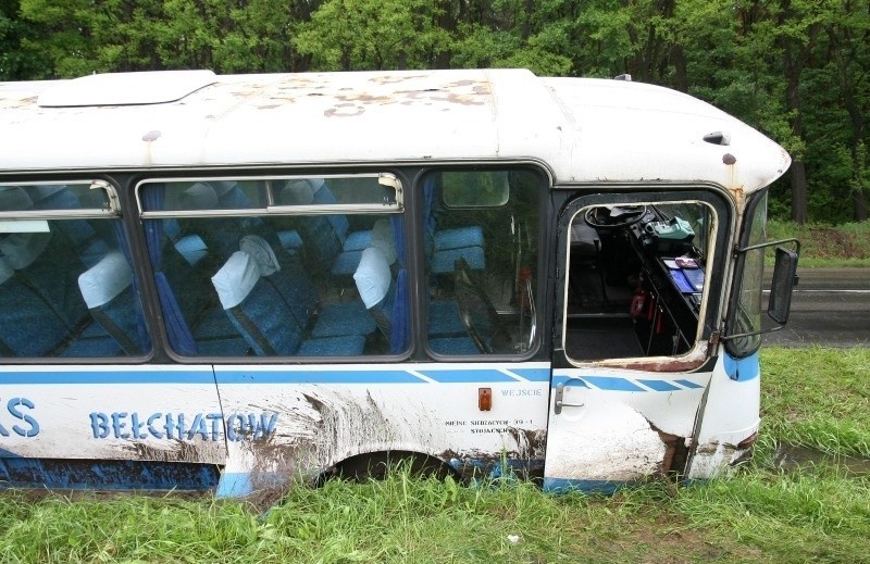 Groźny wypadek autobusu pod Pabianicami! Są ranni [zdjęcia, FILM]