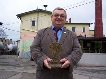 Wilhelm Beker, prezes mleczarni z Olesna, ze statuetką eurocertyfikatu 2009. (fot. Mirosław Dragon)