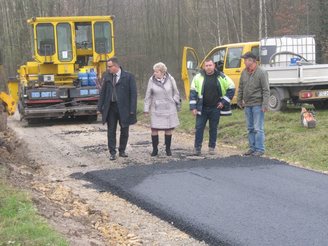 Trwają prace przy budowie dróg w gminie Iwaniska. Plac budowy oglądają Marek Staniek, wójt gminy oraz Wiesława Słowik, sekretarz.