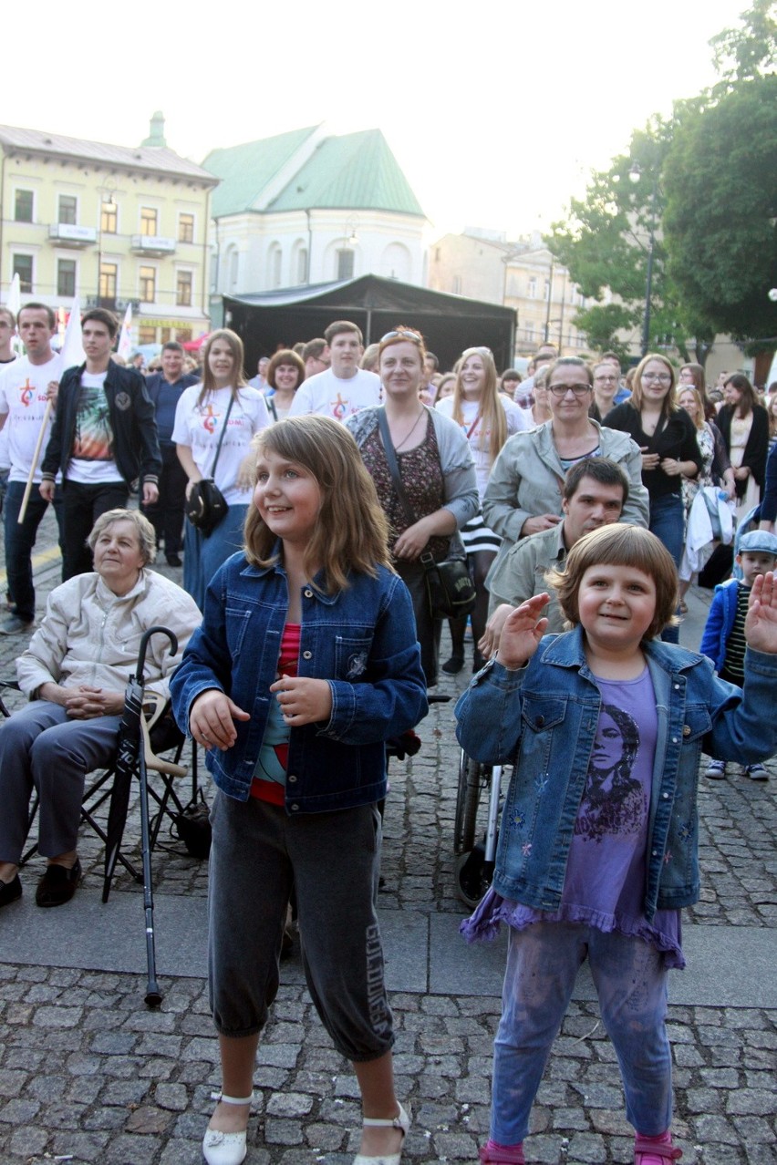 Koncert Chwały w Lublinie: Radosna modlitwa w wykonaniu młodych katolików (ZDJĘCIA, WIDEO)