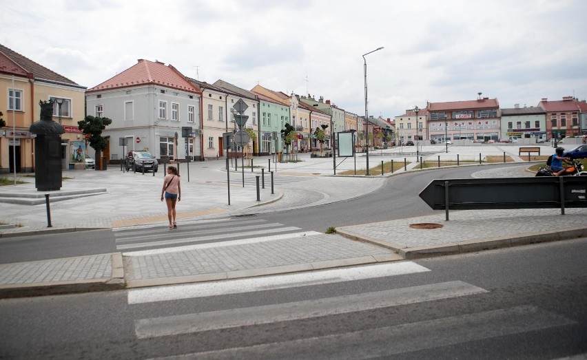 Rynek w Leżajsku przeszedł "rewitalizację". Zdaniem wielu,...