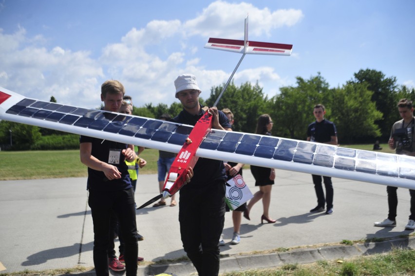 Studenci zaprezentowali swój samolot solarny w środę na...