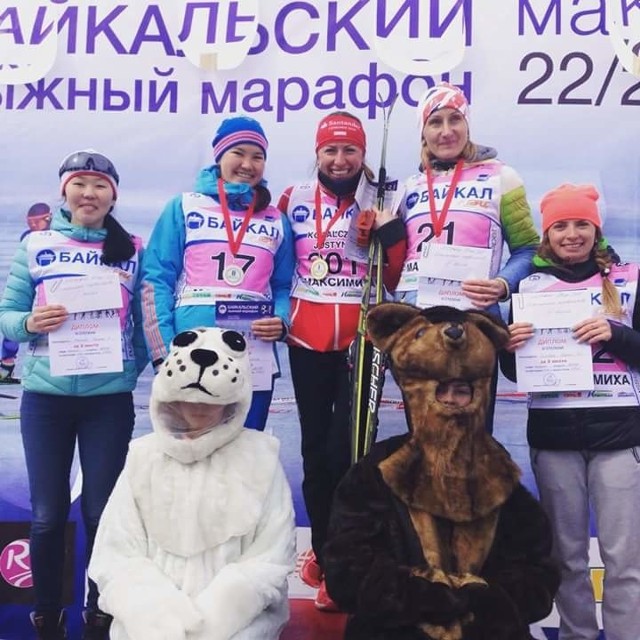 Justyna Kowalczyk (w środku) na podium po zwycięstwie w maratonie na Bajkale