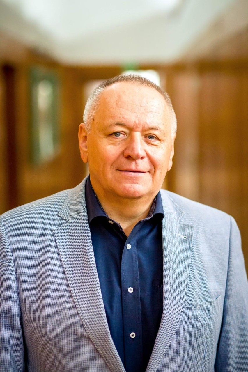 Rektorem uczelni jest prof. Lech Dzienis