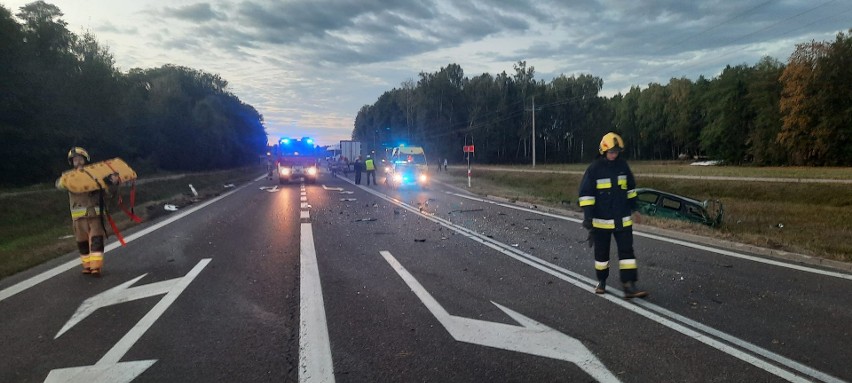 Cisów. Wypadek na DK8. Osobówka zderzyła się z ciężarówką. Jedna osoba ranna [ZDJĘCIA]