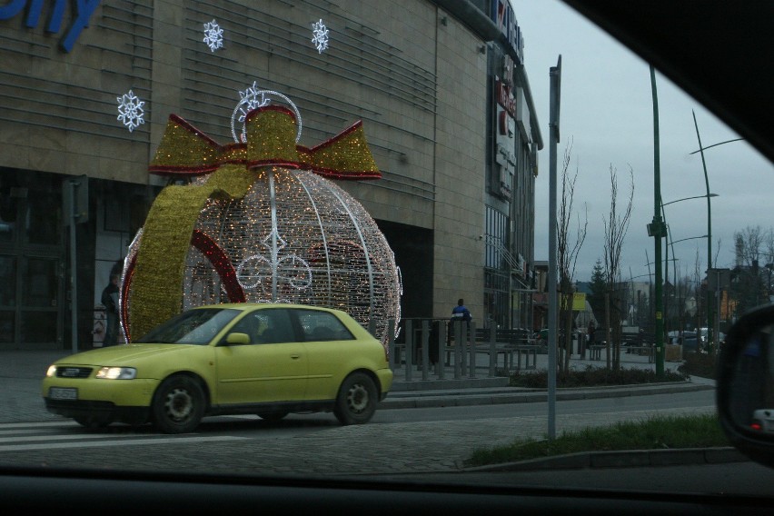 Nowy Sącz. Świąteczna bombka przed Trzema Koronami
