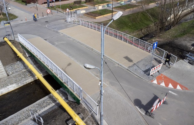 Oddano nowy most nad Rawą w rejonie kampusu Uniwersytetu Śląskiego w Katowicach.