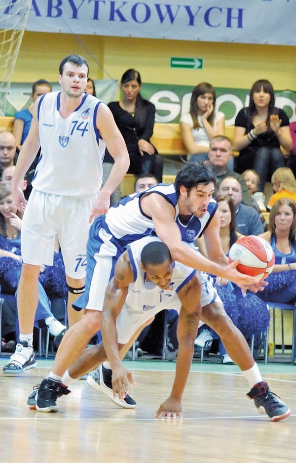 Dante Swanson z AZS (u dołu) podczas meczu z Basketem toczył zacięte pojedynki z Urosem Duvnajkiem (z piłką). 