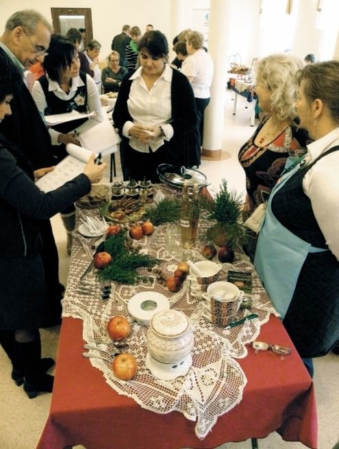 Potrawy i produkty oceniało jury, któremu przewodniczył Igor Hutnikiewicz. Jadwiga Mackiewicz (pierwsza z prawej) przygotowała mnóstwo pyszności.