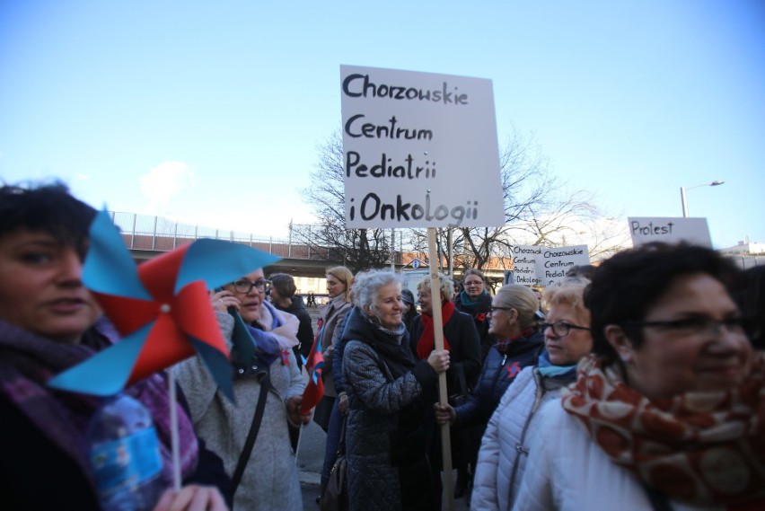 Protest pracowników Chorzowskiego Centrum Pediatrii i...