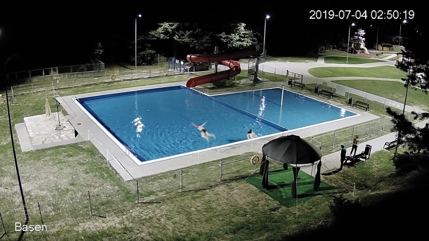 Monitoring "wyłapał" amatorów nocnej kąpieli w basenie w Iwoniczu-Zdroju [ZDJĘCIA]