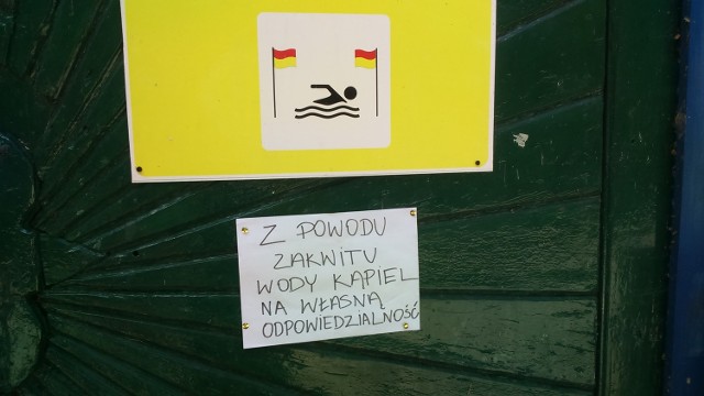 Taka kartka wisi na bramie plaży miejskiej Lechia w Szczecinku