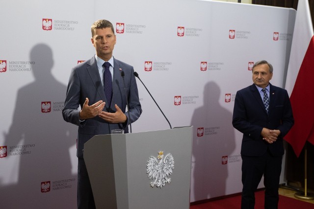 Minister Dariusz Piontkowski przedstawił główne założenia dotyczące powrotu uczniów do szkół