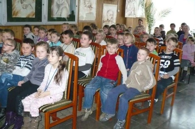 Interesująca lekcje przyrody dla dzieci z najmłodszych klas przeprowadził w bibliotece Dariusz Wiech z Nadnidziańskich Parków Krajobrazowych.