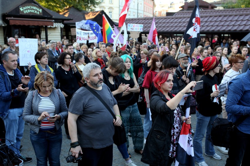 Strajk kobiet w Krakowie. Protestowano przeciwko zakazowi...