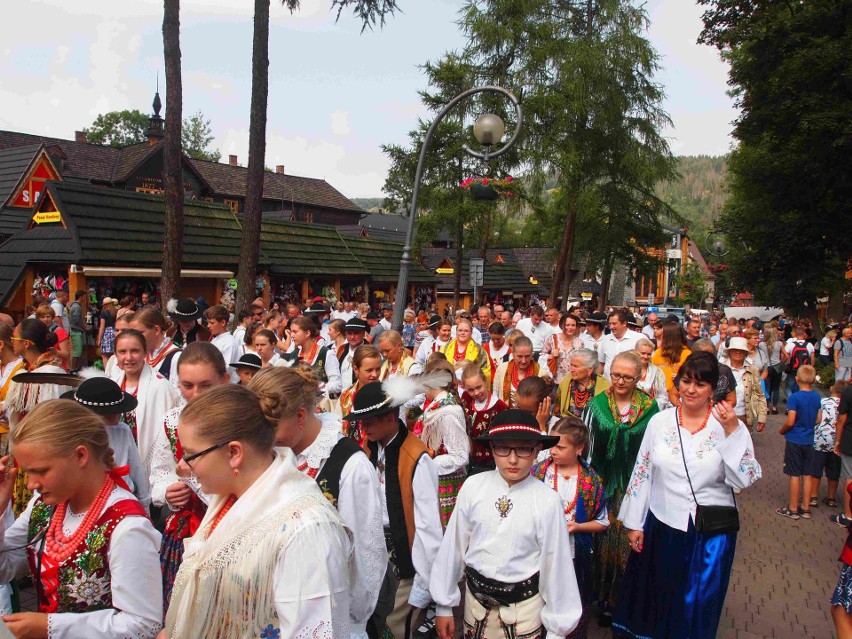 Zakopane. Góralski korowód przeszedł Krupówkami [ZDJĘCIA]