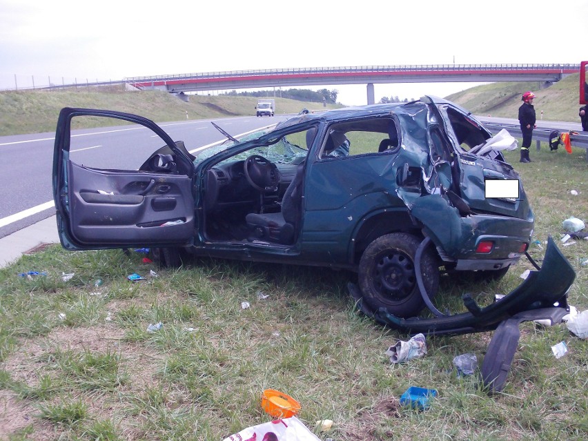 Samochód przebił bariery i dachował na autostradzie koło Tarnowa