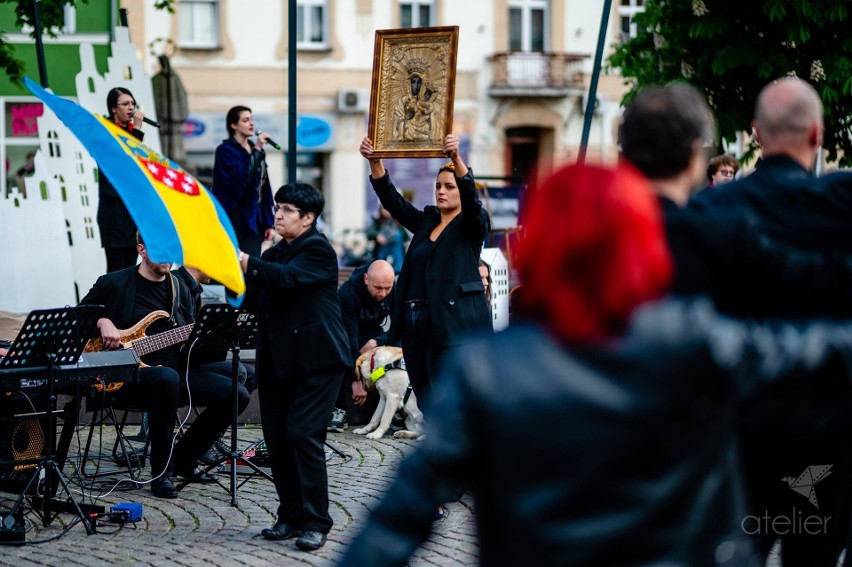 Plenerowy spektakl w Lublińcu przyciągnął mieszkańców na...