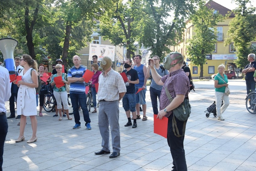 Około stu skawinian protestowało przeciw zatruwaniu...