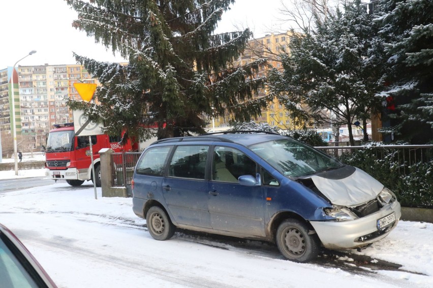 Wypadek wozu strażackiego we Wrocławiu (ZDJĘCIA)