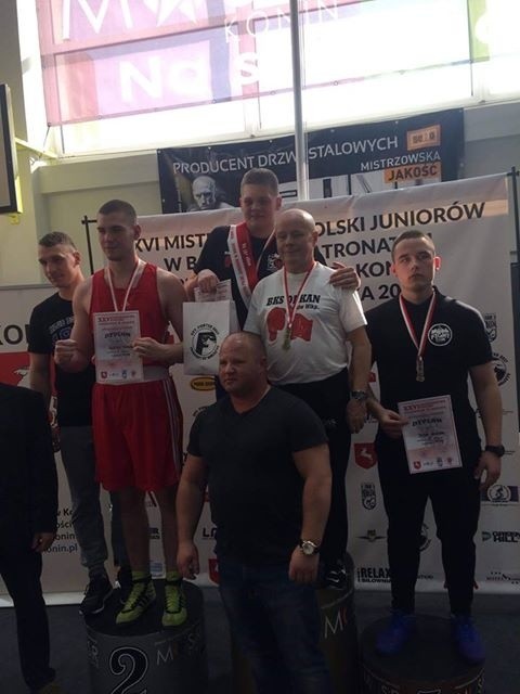 Szymon Nadłonek z Fight Clubu Koszalin z medalem Mistrzostw Polski juniorów