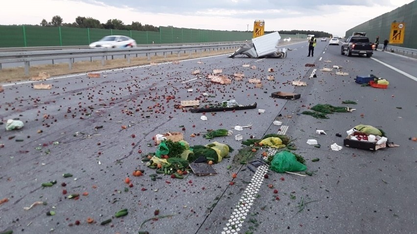 Wypadek na autostradzie A1 między Radomskiem a Częstochową. Zderzenie samochodu dostawczego i ciężarówki. ZDJĘCIA